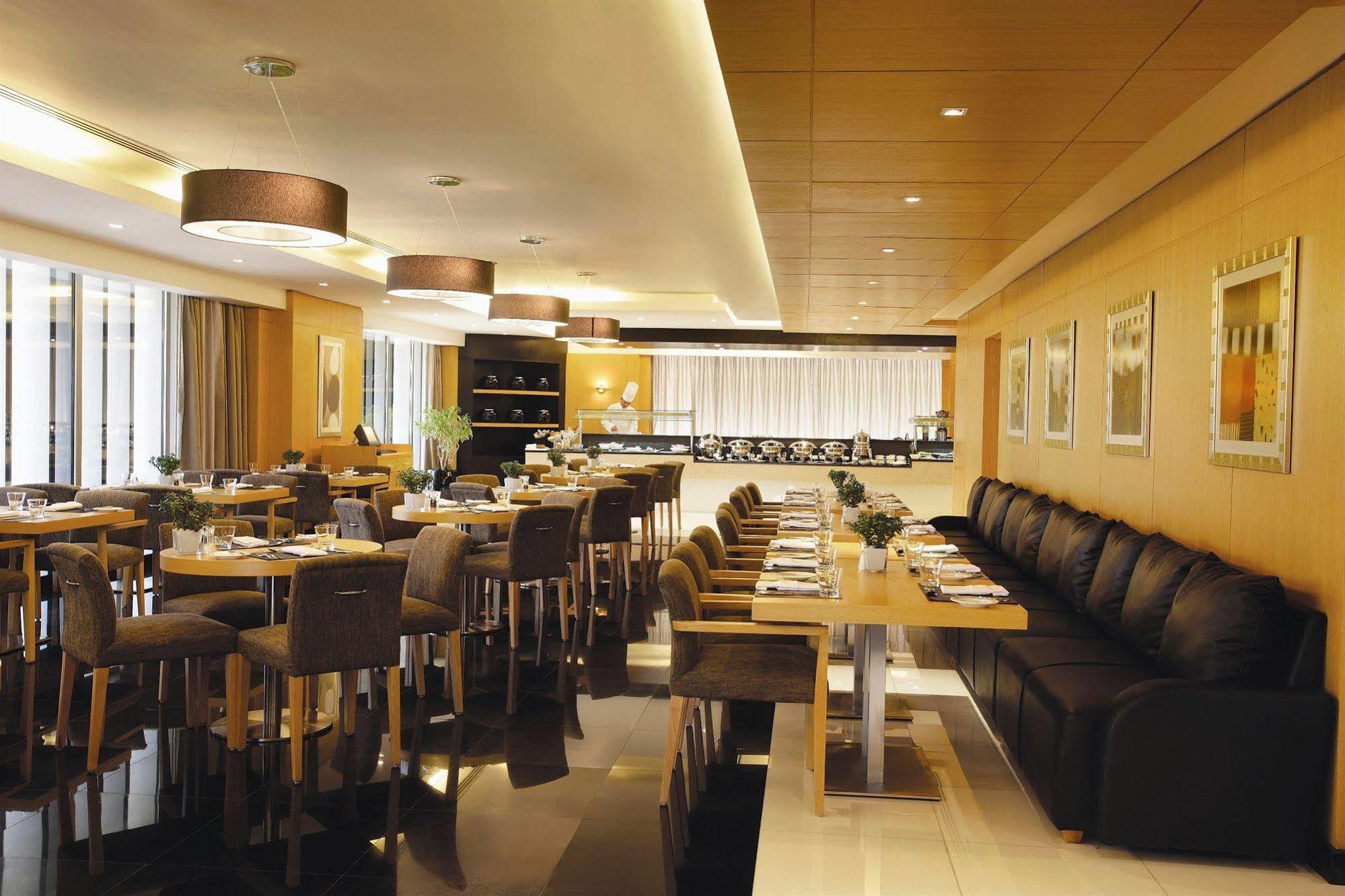 Hala Arjaan By Rotana, Deluxe Hotel Apartments Abu Dabi Restoran fotoğraf